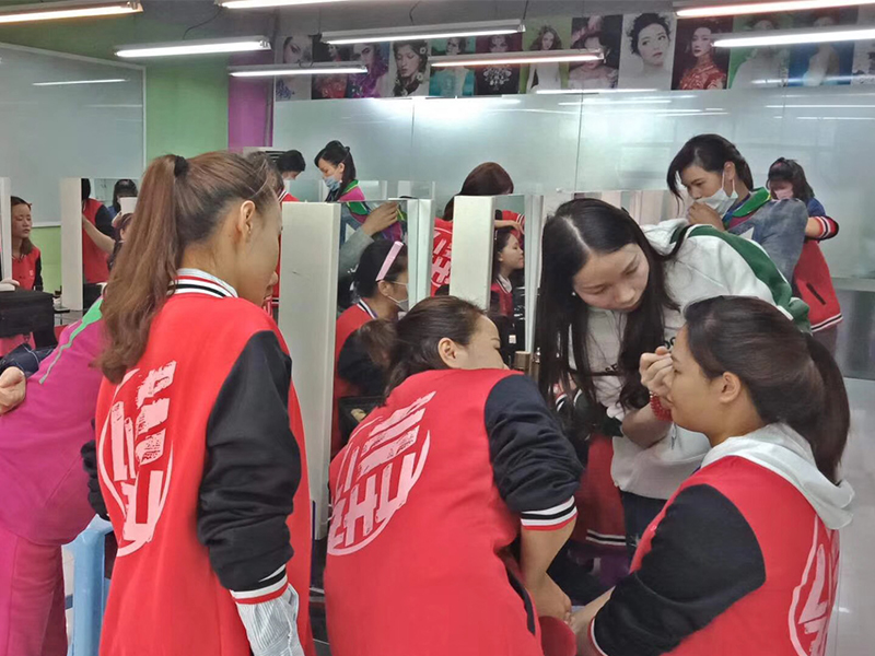 南寧化妝培訓(xùn)學(xué)校_麗竹化妝專(zhuān)業(yè)課堂花絮