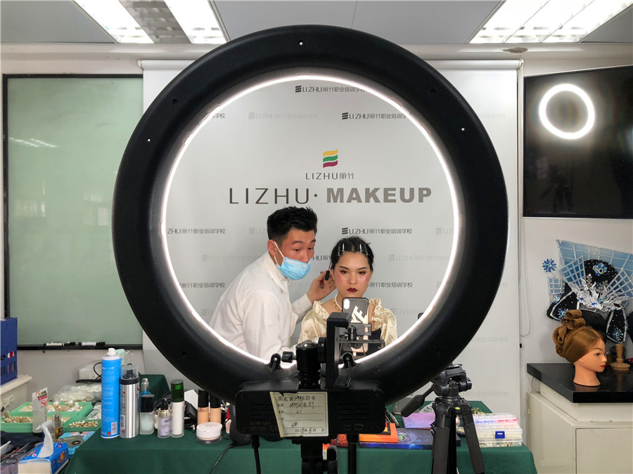 麗竹化妝課程抖音直播教學(xué)，大獲歡迎