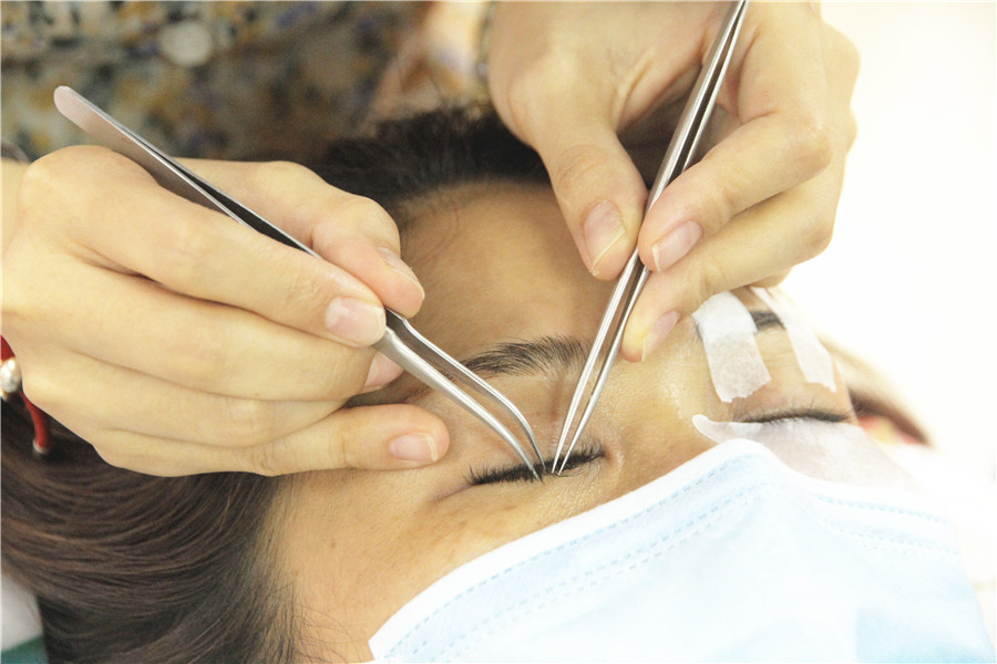 南寧美睫學(xué)校：睫毛彎彎，眼睛眨啊眨