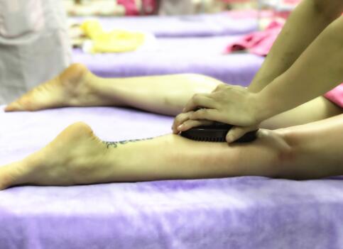 南寧美容課堂：刮腿美容手法的實(shí)操練習(xí)