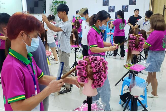 南寧美發(fā)課堂：考核前的集訓練習