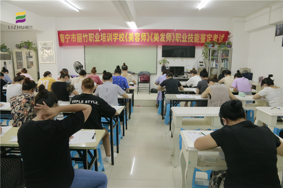 直擊《美容師》《美發(fā)師》等級考核現(xiàn)場