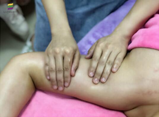 淋巴排毒的手法演練，南寧美容培訓(xùn)學(xué)校課堂實況