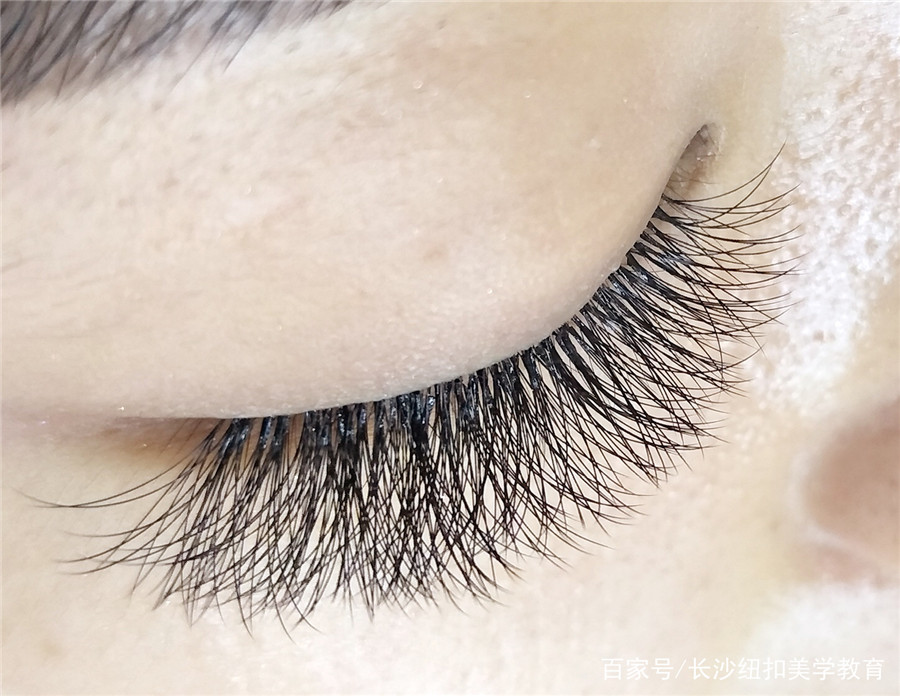 南寧紋繡學(xué)校：實(shí)用美睫技巧，讓你放大雙眼