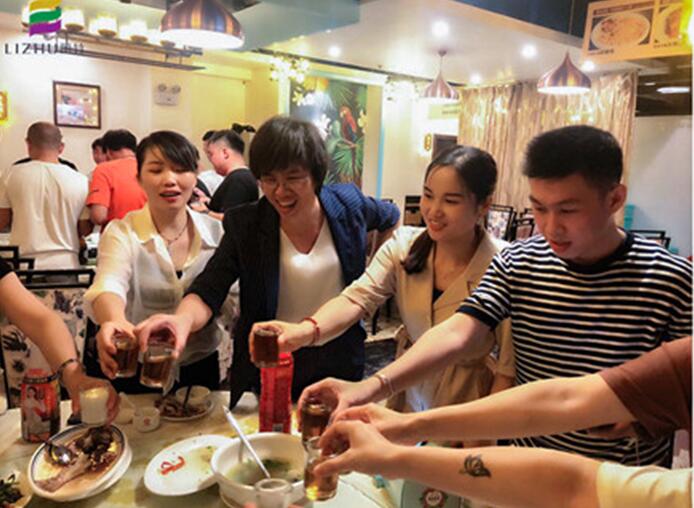 麗竹學(xué)校全體教職工，相親相愛一家人