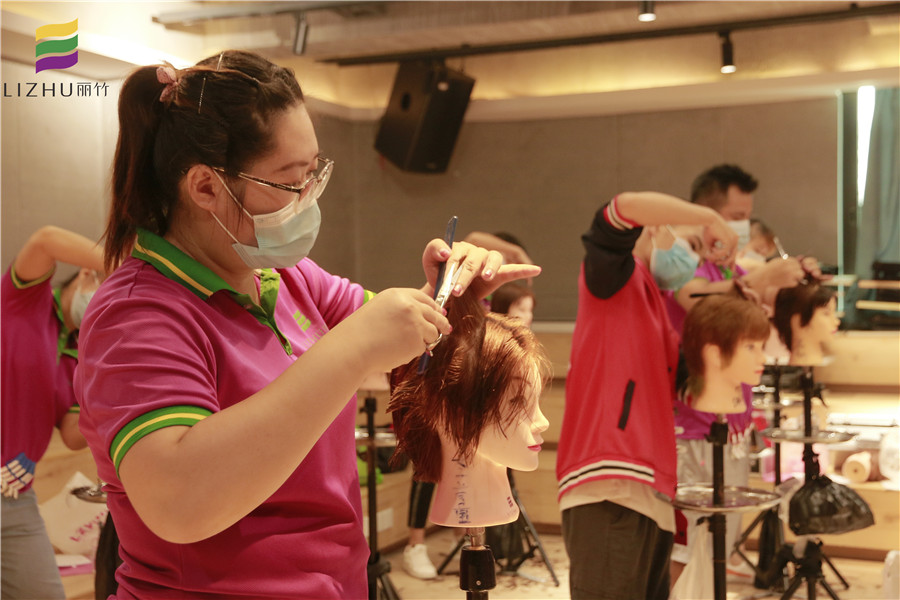 廣西美發(fā)學校：女士剪裁課堂練習