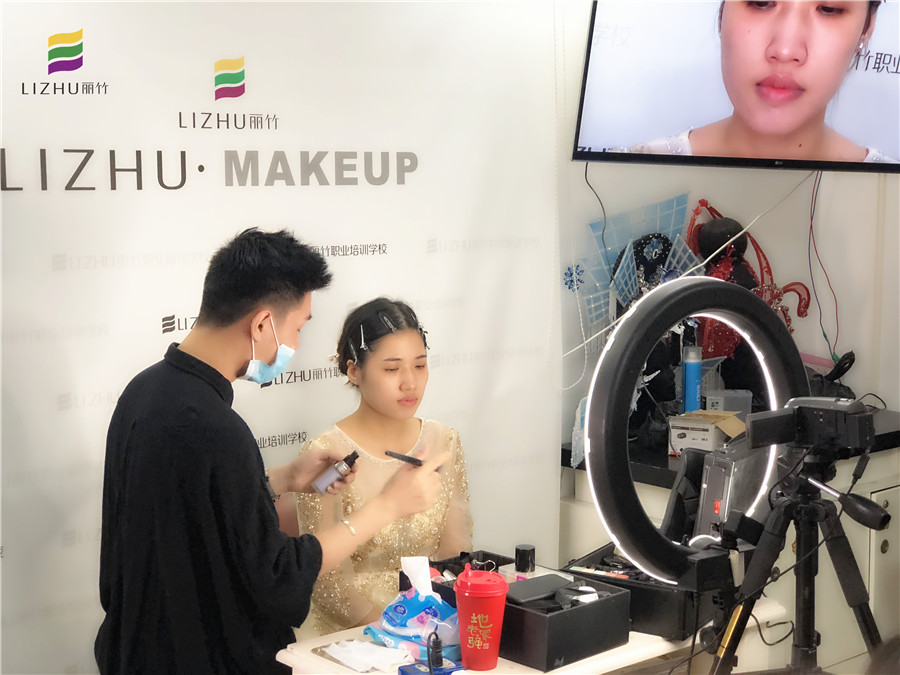 廣西彩妝學校：快看！畫真人了！