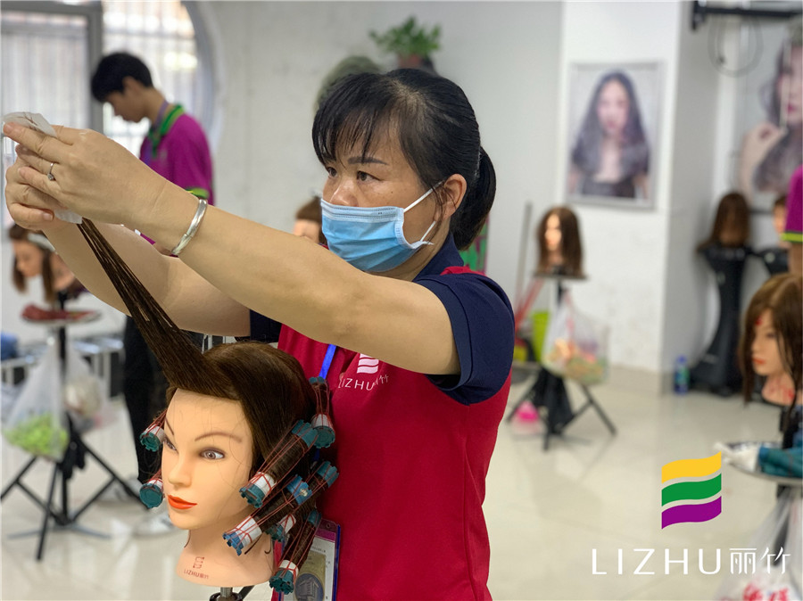 南寧美發(fā)學(xué)校：想學(xué)技術(shù)賺錢就來(lái)