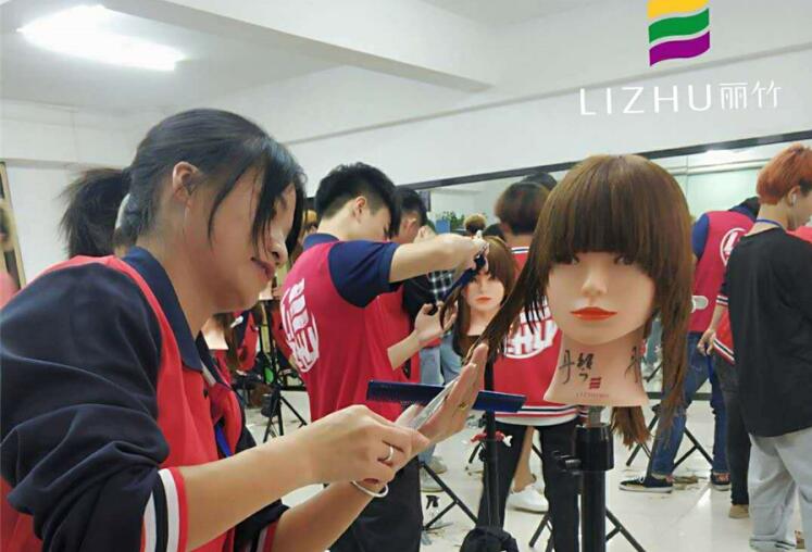 南寧美發(fā)學(xué)校：零基礎(chǔ)也能學(xué)美發(fā)