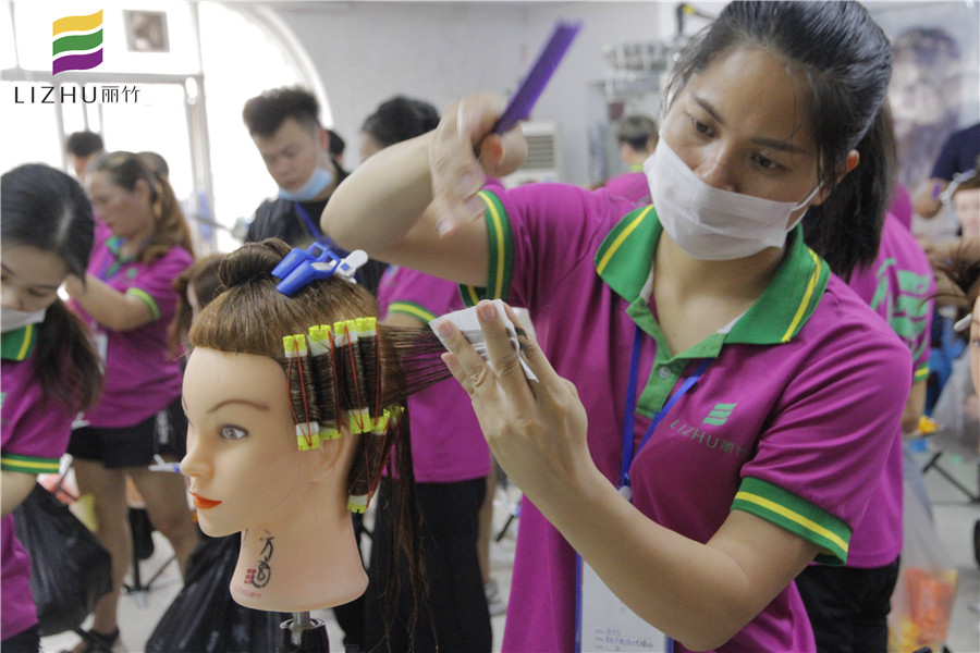 南寧美發(fā)學(xué)校：上發(fā)杠，你會(huì)了嗎