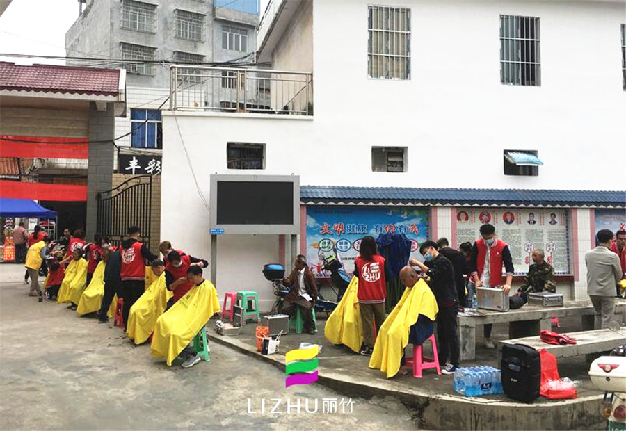 美發(fā)學(xué)校實(shí)踐：學(xué)習(xí)雷鋒，好榜樣