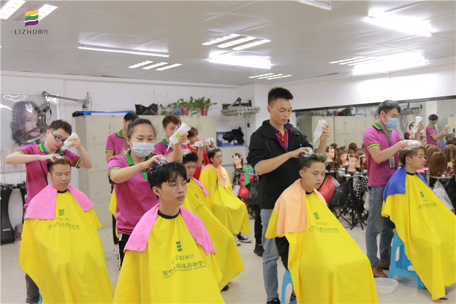 廣西美發(fā)學(xué)校：中式洗頭怎么洗