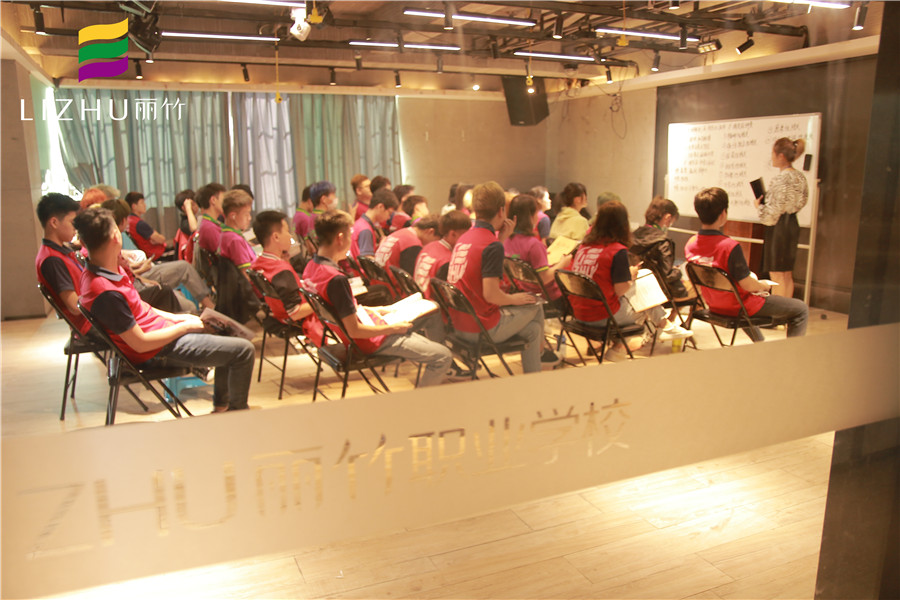 廣西美發(fā)學(xué)校：學(xué)習(xí)脫發(fā)癥的種類(lèi)