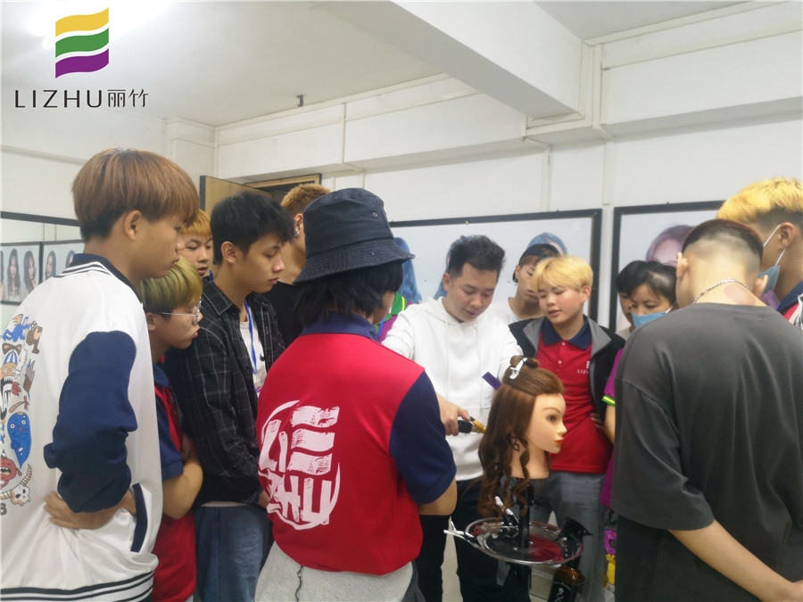 南寧美發(fā)培訓(xùn)：電卷棒的使用技巧