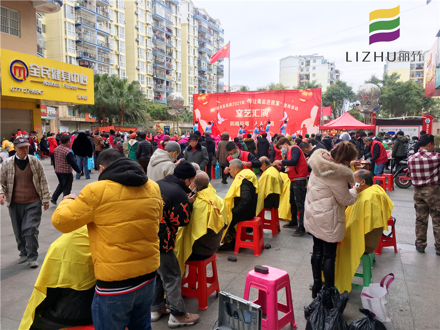 中共麗竹志愿理發(fā)隊(duì)來(lái)到澳華花園