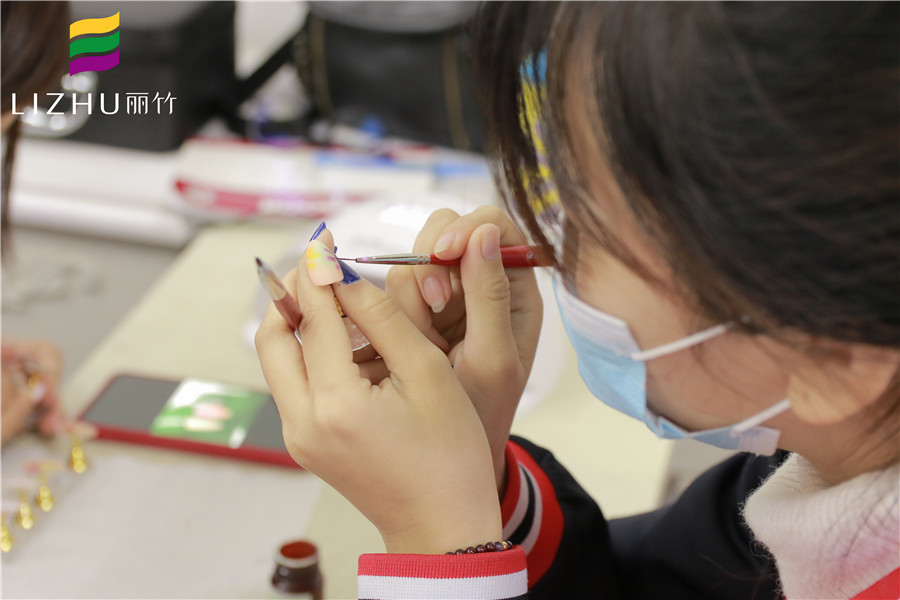 給你新年禮物，我們的專業(yè)美甲