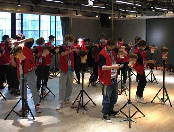 廣西南寧美發(fā)培訓(xùn)學(xué)校：男士剪發(fā)練習(xí)課堂