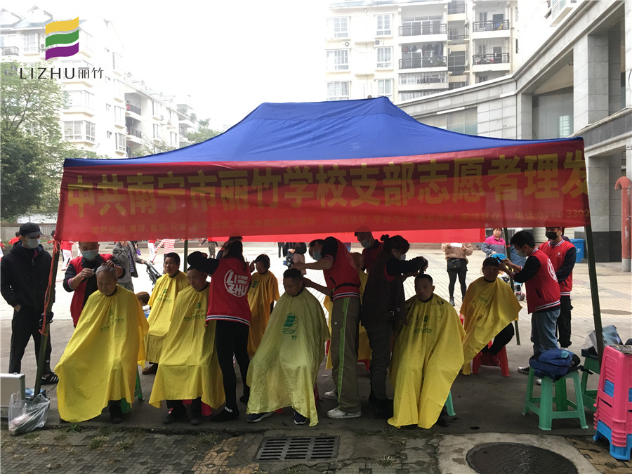 南寧美發(fā)學(xué)?！睂W(xué)雷鋒”活動為社區(qū)免費理發(fā)