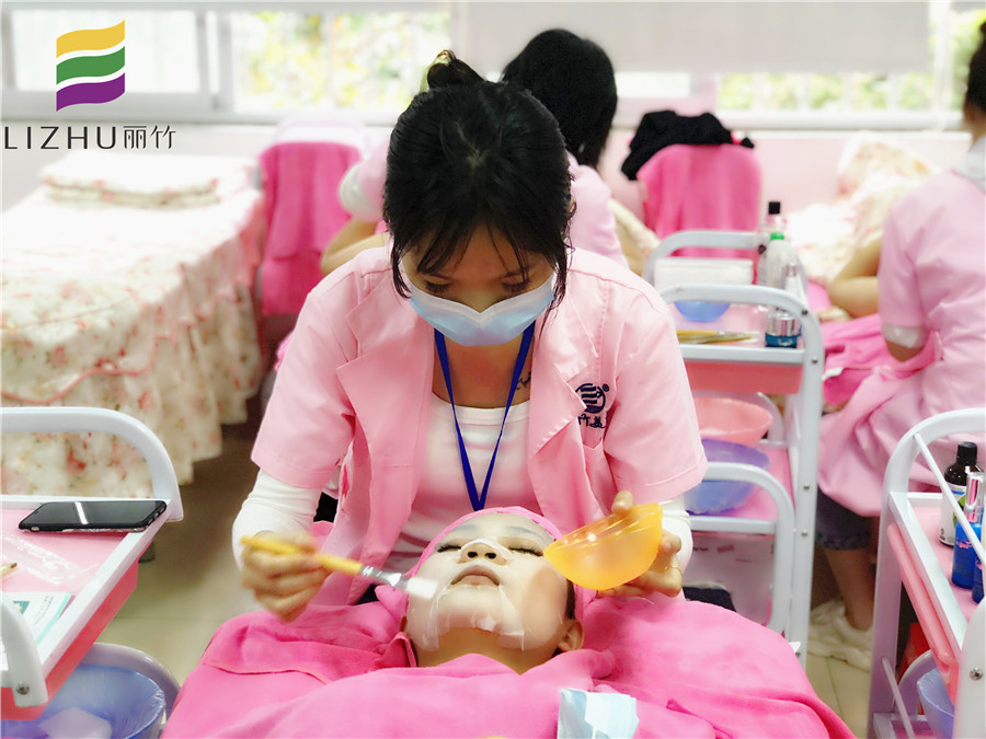 關(guān)注春季補(bǔ)水戰(zhàn)，看看南寧美容哪家教學(xué)好