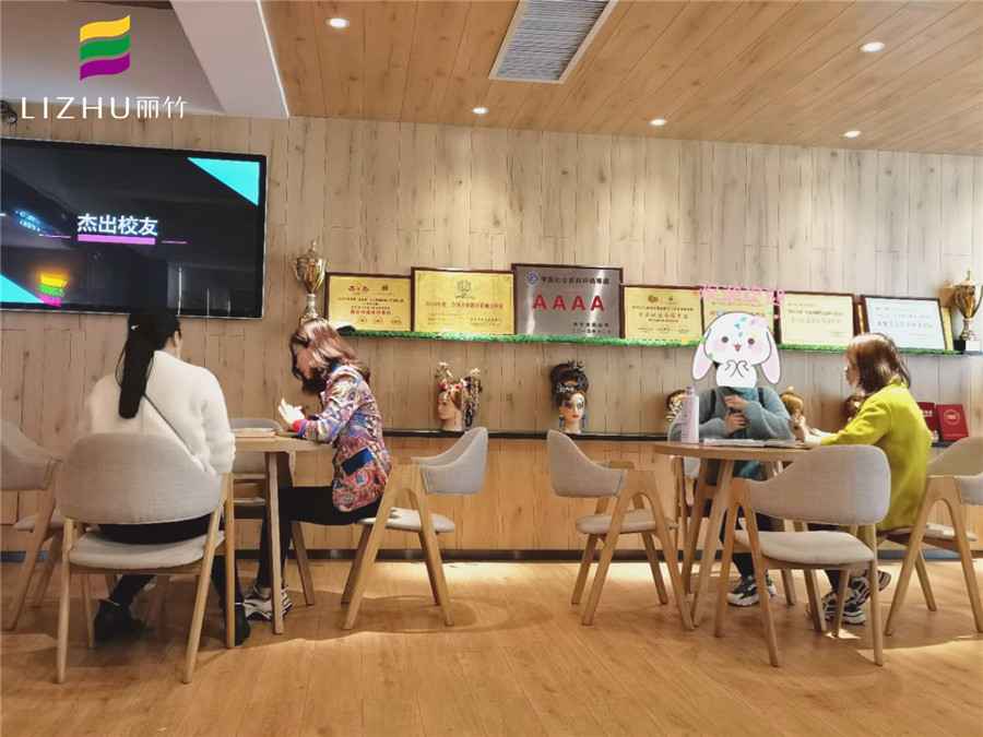  與其當(dāng)閑魚，不如學(xué)技能！南寧美容美發(fā)培訓(xùn)學(xué)校歡迎你