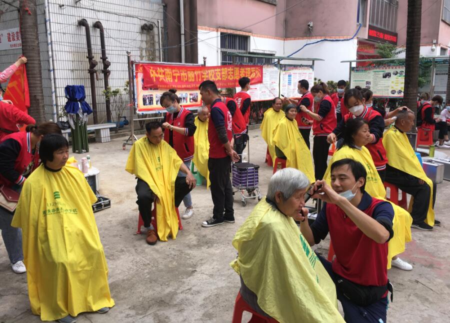 “雷鋒義剪”入社區(qū)，方知南寧美發(fā)學(xué)校哪家好