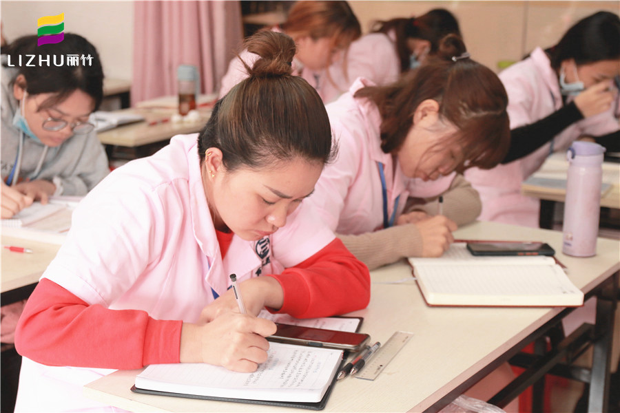 美容師學(xué)理論知識(shí)的重要性，讓南寧美容培訓(xùn)班告訴你