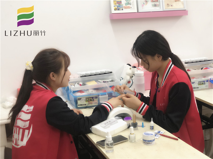 看了這份甲教程，會(huì)知道南寧美甲學(xué)校哪家好