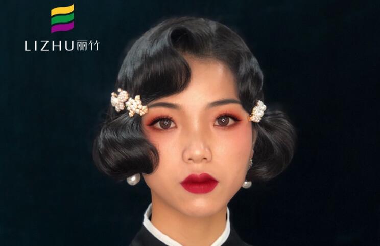 民國旗袍妝容，顯示南寧專業(yè)化妝學校實力