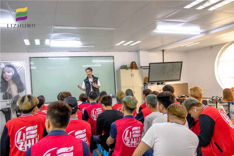 南寧學美發(fā)好就業(yè)嗎？來麗竹學?？纯淳椭懒?>
								
								<span id=