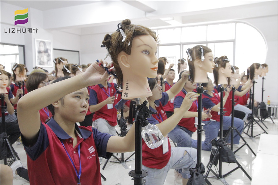 美發(fā)師必會剪發(fā)姿勢，南寧專業(yè)美發(fā)學(xué)校來教你