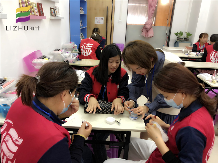 粘貼甲片，廣西美甲培訓(xùn)課程必學(xué)內(nèi)容