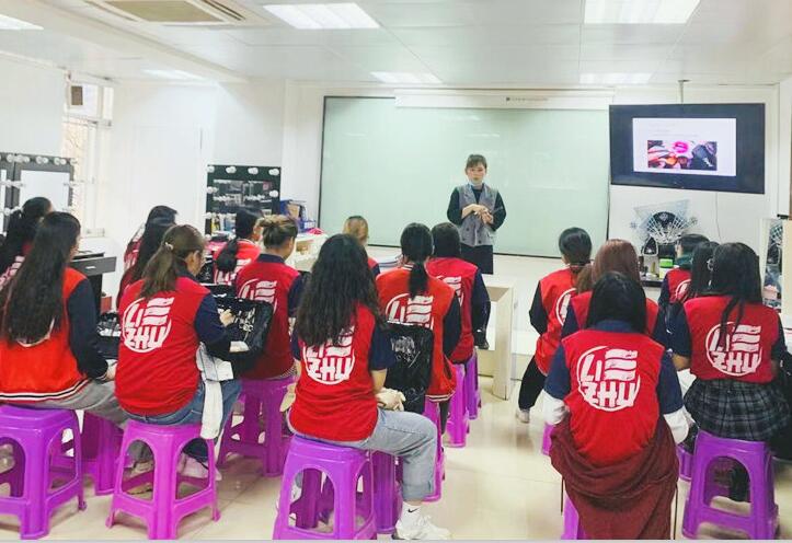 南寧彩妝學(xué)校哪家比較好？來看看我們的基礎(chǔ)課堂吧