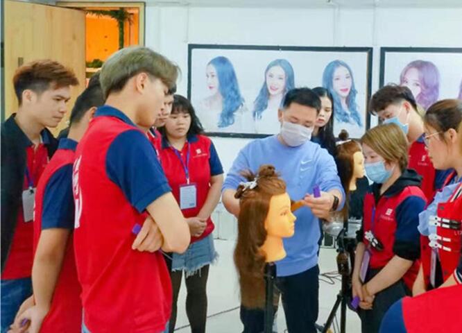 廣西美發(fā)學(xué)校時(shí)尚電棒造型班開課，學(xué)員爆滿