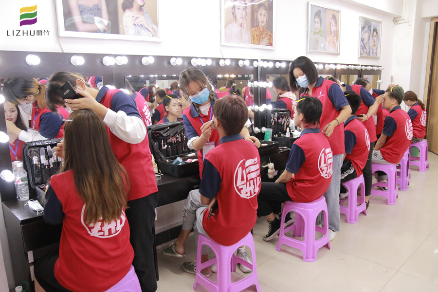 看看她們的課堂，感受廣西化妝培訓(xùn)哪家專業(yè)