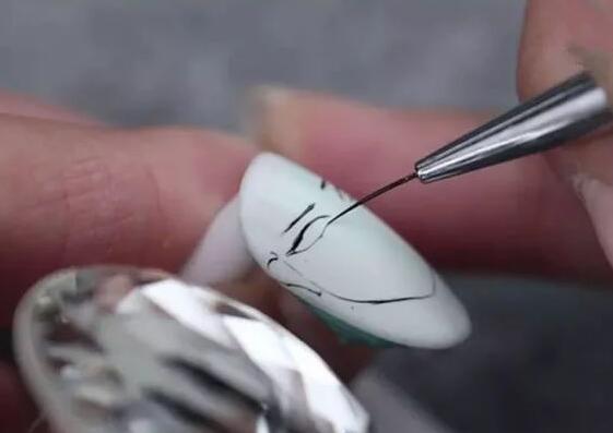 跟著廣西美甲培訓班學畫直線的技巧