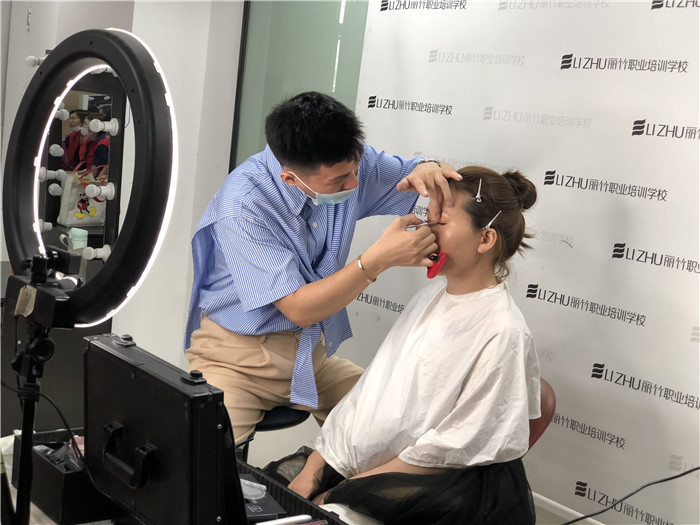 韓式名媛妝容怎么畫？南寧專業(yè)彩妝培訓(xùn)教你