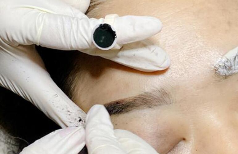 紋繡完成發(fā)現(xiàn)眉型細節(jié)不好怎么辦？廣西紋繡學校來幫你