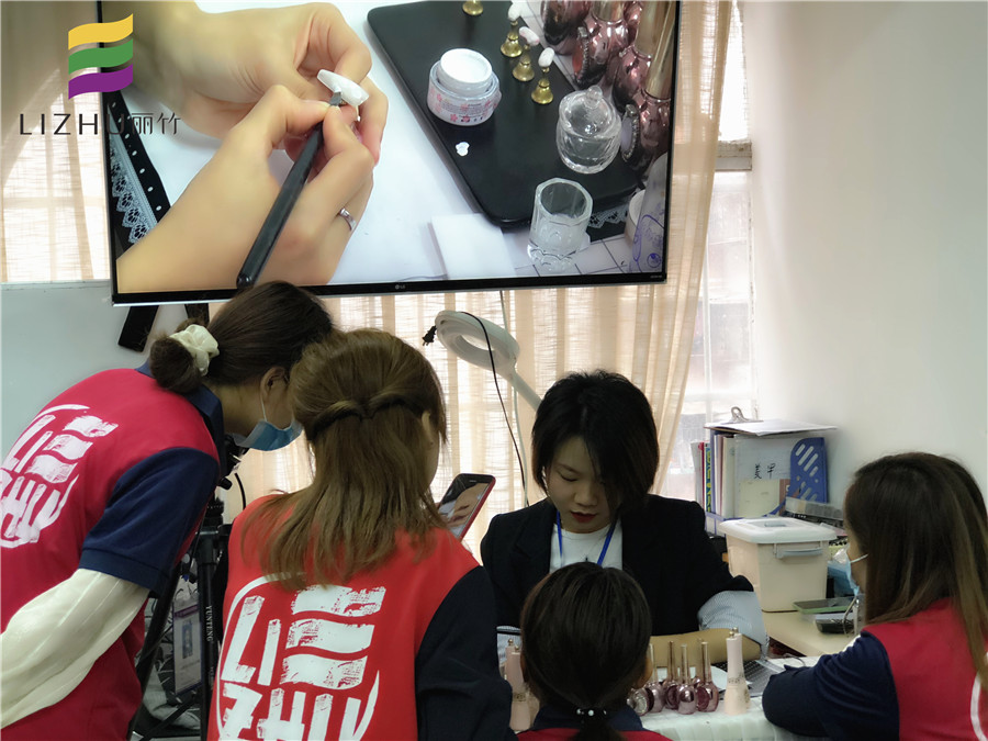 體驗廣西專業(yè)美甲學(xué)校的課堂氛圍