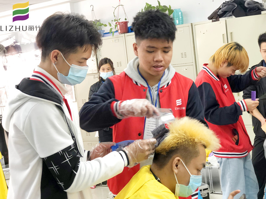 來南寧美發(fā)培訓(xùn)班，學(xué)專業(yè)染發(fā)技術(shù)