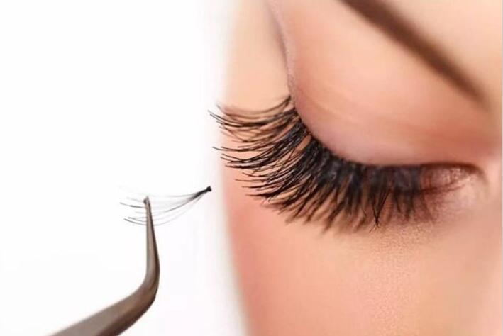 嫁接睫毛紅腫怎么辦？南寧美睫學校來幫你