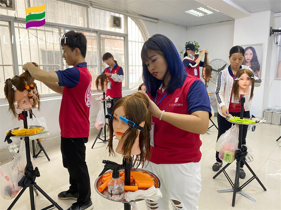 南寧學(xué)美發(fā)哪里的學(xué)費(fèi)便宜？南寧美發(fā)學(xué)校哪里比較專業(yè)？