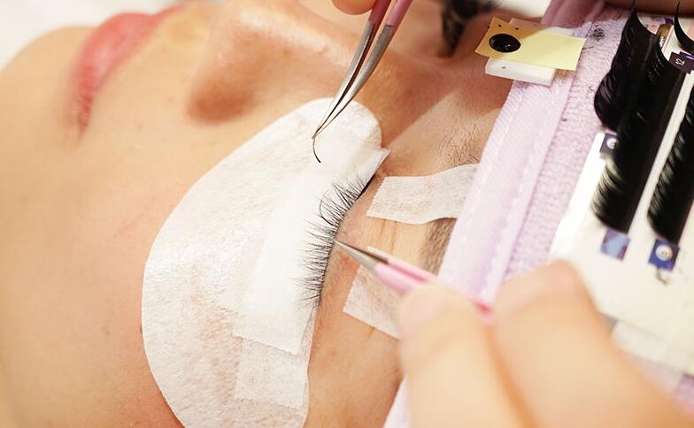 做完美睫為什么要補眉毛？去南寧美睫學(xué)校聽聽課