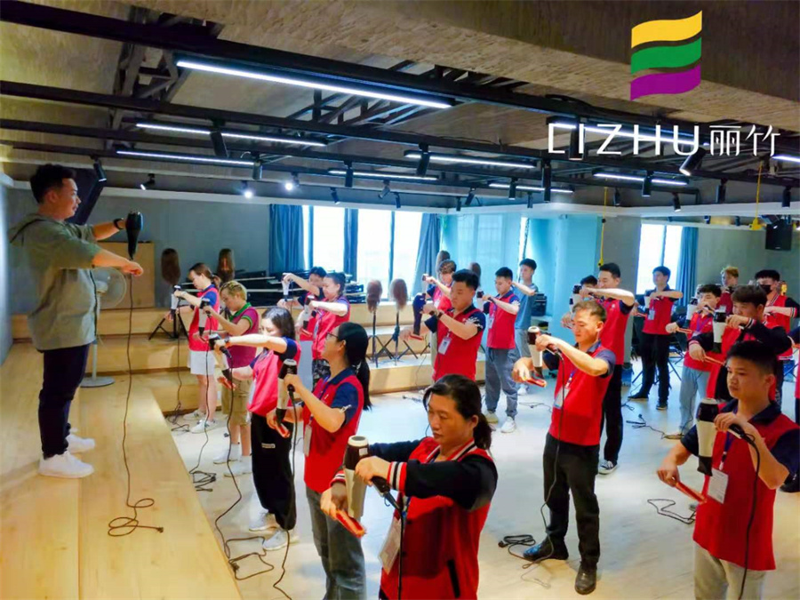 美發(fā)吹風(fēng)造型教程，廣西師資強(qiáng)的美發(fā)學(xué)校找到了