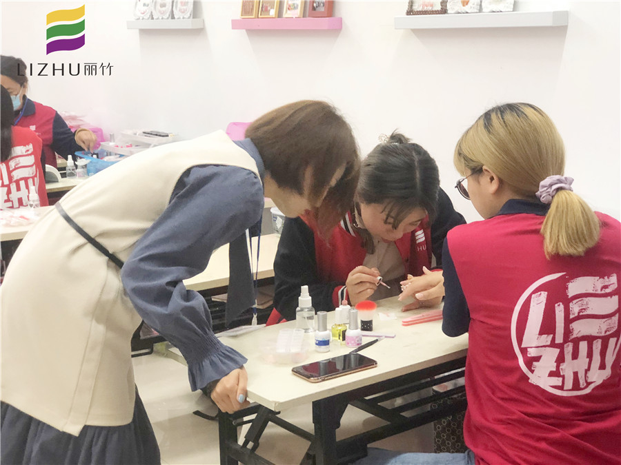 到廣西美甲學校課堂去看美甲入門基礎(chǔ)步驟練習