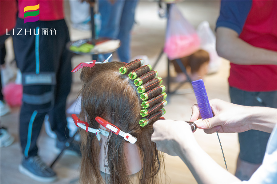 國(guó)際標(biāo)準(zhǔn)杠怎么上？快來(lái)廣西美發(fā)培訓(xùn)班學(xué)習(xí)下