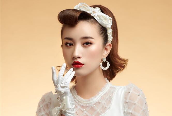 復(fù)古迪斯科妝容造型，廣西化妝學(xué)校這款造型愛了嗎？