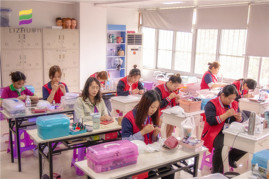 學(xué)美甲需要什么條件？南寧美甲培訓(xùn)學(xué)校為你解答