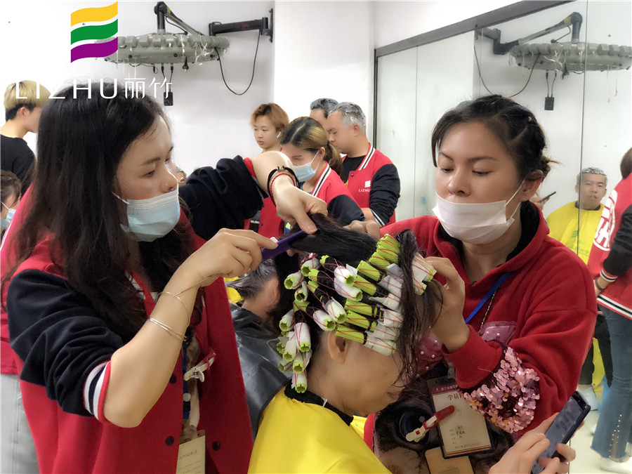 美發(fā)初學(xué)者燙發(fā)上杠基本操作方法，南寧美發(fā)學(xué)校分享