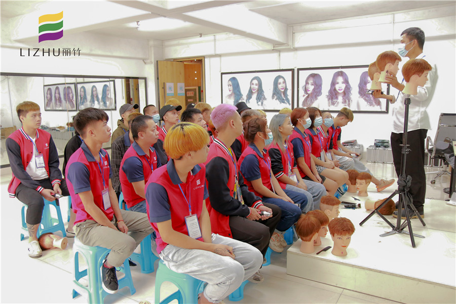 廣西可以學(xué)理發(fā)的學(xué)校教你剪標(biāo)準(zhǔn)西裝頭