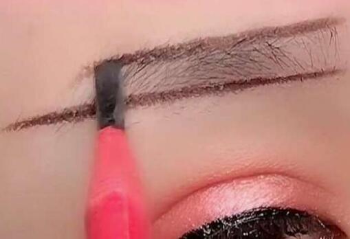 初學化妝畫好眉毛的教程，來南寧化妝學校學習